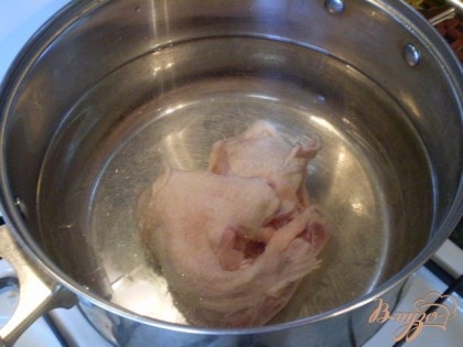 Ставим вариться куриные кости, с момента закипания 40 минут.