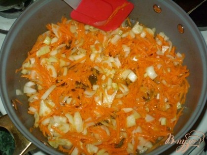 На сковороде обжариваем до готовности лук и морковь, порезанные произвольно.