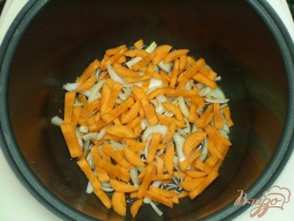 Лук и морковь нарезать произвольно и обжарить в мультиварке на режиме подогрев.