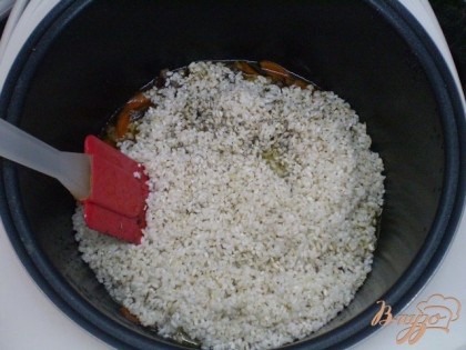 Через час добавить промытый до чистой воды рис.