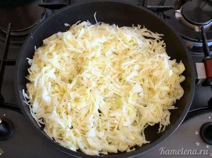 На сковороду налить растительное масло. Выложить капусту, жарить 20-30 минут до мягкости.