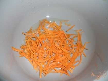 Морковь чищу, натираю на крупной терке, затем выкладываю в чашу мультиварки (в чашу добавляем растительное масло).