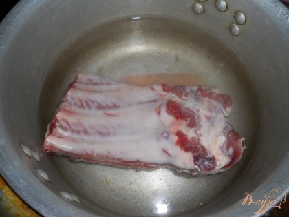Ребра укладываю в кастрюлю (скороварку), заливаю водой, добавляю соль и отвариваю до готовности. После этого ребра извлекаю, бульон процеживаю, переливаю в другую кастрюлю (большего размера, с запасом под горох). С ребер обираю мясо и мелко его нарезаю.