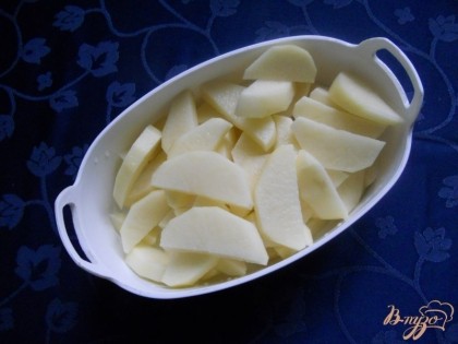 Пока варится горох подготавливаю овощи. Картофель чищу и крупно нарезаю.