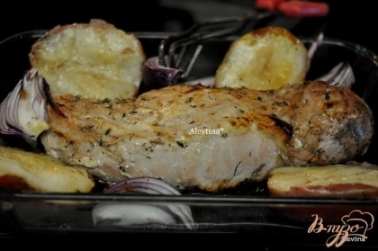 Достать свинину из духовки добавить груши и лук, вернуть в духовку на 10 мин.