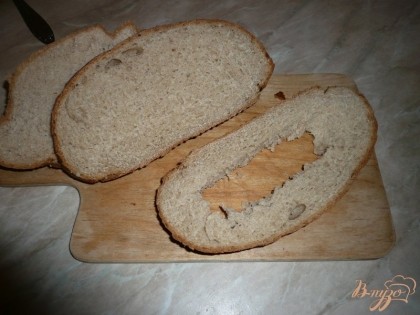 Хлеб лучше подойдет серый, в виде каравая, но, конечно, можно использовать практически любой (ну кроме пшеничного, наверное). Продукты рассчитаны на одну порцию. Отрезаю ломоть хлеба, толщиной примерно сантиметра полтора, если тоньше может развалиться. Вырезаю из середины мякиш.
