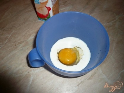 Соединяю яйцо и сливки, добавляю к ним щепотку соли. Перемешиваю.