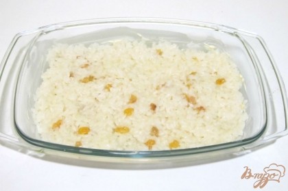 Форму для запекания смазываю размягченным сливочным маслом. Выкладываю смесь отварного риса с изюмом.