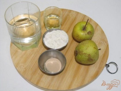 Чтобы приготовить фокаччу с яблоками, буду использовать такие ингредиенты: муку пшеничную, воду, дрожжи, оливковое масло, сахар, яблоко.