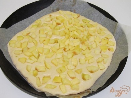 Выкладываю на пласт теста. Кусочки яблок вдавливаю в тесто. Отправляю в горячую духовку на 180-190 градусов до золотистого цвета.