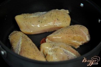 Разогреть духовку до 200 гр. Куриные грудки по солить и поперчить. Обжаривать грудки на 1 стол.л оливкового масла с обеих сторон по 3-4 мин. Снять со сковороды.