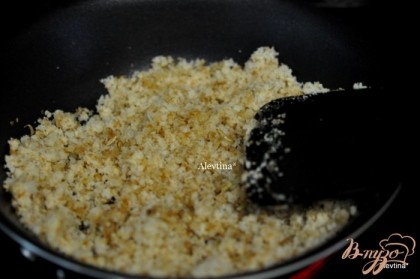 На сковороде  обжарить  семена фенхеля,2-3 мин., добавить свежую крошку с черным перцем и соли. Переложить в блюдо и добавить оливковое масло 2 стол.л. перемешать.