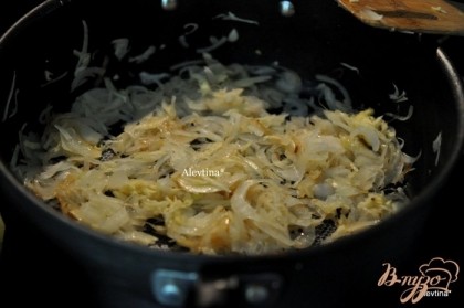 Добавить на сковороду порезанный лук,чеснок мелко порезанный,имбирь на терке. Готовить примерно 5 мин помешивая.