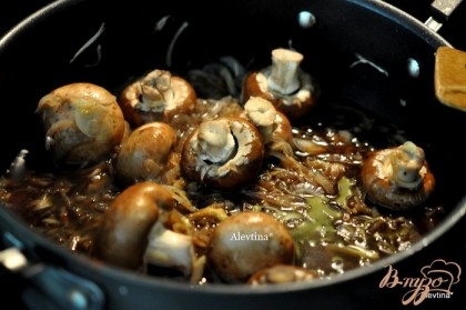 Затем грибы очищенные, бульон, соевый соус, Готовить примнрно 3 мин.