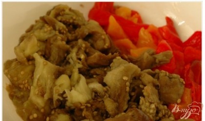 Перцы и баклажаны нарезать кусочками средними по размеру, сложить в салатник.