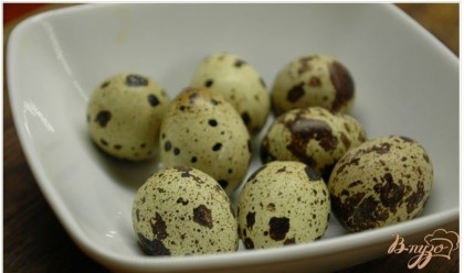 Отварить перепелиные яйца (с момента закипания достаточно 4-5 минут). Кипяток слить, обдать яйца холодной водой.