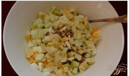 Добавить очищенные и измельченные вареные яйца, а также яблоки, нарезанные кубиками (без шкурки и без семян)