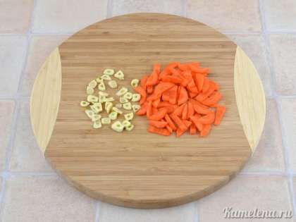 Чеснок порезать тонкими пластинками, морковь порезать небольшими тонкими кусочками.
