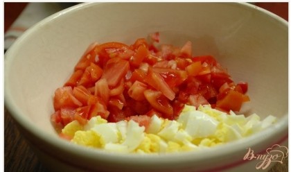 Чистый помидор и очищенные отварные яйца нарезаем небольшими кубиками и складываем в мисочку: