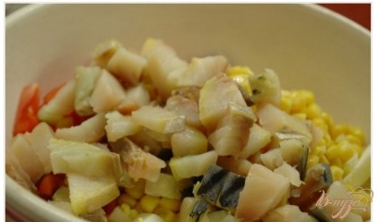Добавляем кукурузу, измельченное филе скумбрии копченой: