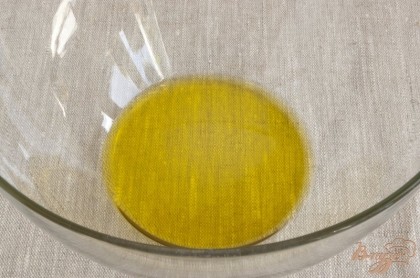 В миску поместить оливковое масло.