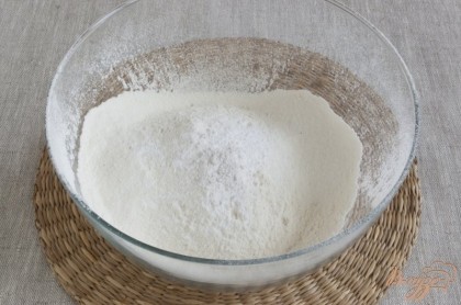 В миске соединить просеянную муку, соду, разрыхлитель, соль, ванильный сахар.