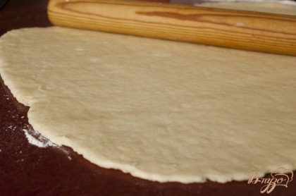 Припылить стол мукой, раскатать тесто в прямоугольный пласт не толще 1 см.