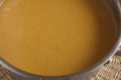 Готовый суп попробовать на соль. Измельчить блендером в пюре. Малоаппетитная смесь превращается в нежный суп-пюре в осенних тонах.