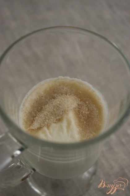 В молоко поместить желатин, дать набухнуть (минут 15-20), добавить сахар (2 ст.л.). Немного нагреть, размешать, чтобы масса стала однородной.