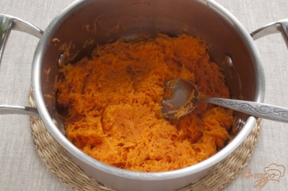 Морковь протушить на сливочном масле под крышкой в течение 5-7 минут.