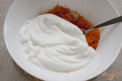 Переложить морковь в миску, добавить взбитые с щепоткой соли белки.