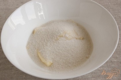 В миску поместить мягкое масло, добавить миндальную муку, сахар, щепотку соли. Растереть.