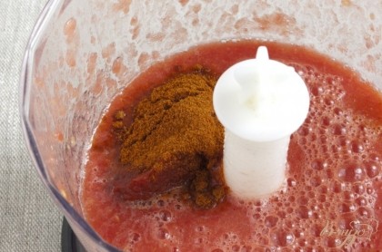 Измельчить в пюре, добавить зубок чеснока, томатную пасту, немного соли (с учетом солености самой томатной пасты) паприку. Еще раз перемолоть.