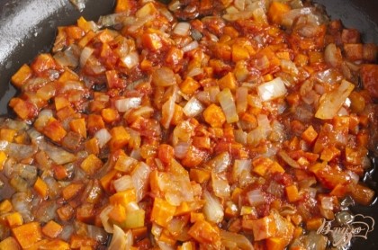 Почистить одну морковь и одну луковицу. Нарезать (тут стратила, морковь желательно также нарезать соломкой, по привычке кубиками покрошила). Обжарить на растительном масле, добавить томатную пасту и 100-150 мл бульона.