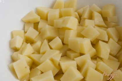 Картофель почистить, нарезать кубиками.