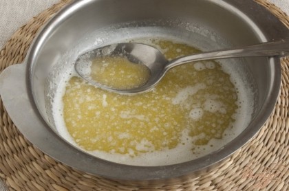 Для приготовления основы нужно растопить 100 г сливочного масла, добавить сахар.