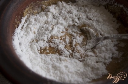 Перемешивая, постепенно добавлять сахарную пудру.