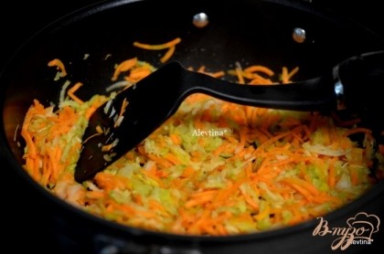Также порубим мелко сельдерей и лук, чеснок,морковь на терке. На сковороду вылить 2 стол.л масла, затем добавить лук, чеснок,морковь, сельдерей и тушить 10 мин. Помешивать.