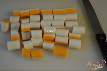 Сыр порезать кусочками, если нет палочками, можно обычный  и порезать кубиками.
