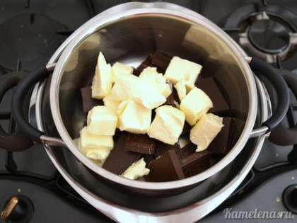 Шоколад поломать на кусочки, положить в емкость.  Туда же добавить кубики масла. Сделать водяную баню - поставить емкость с шоколадом в кастрюлю с водой (вода не должна касаться низа кастрюли).