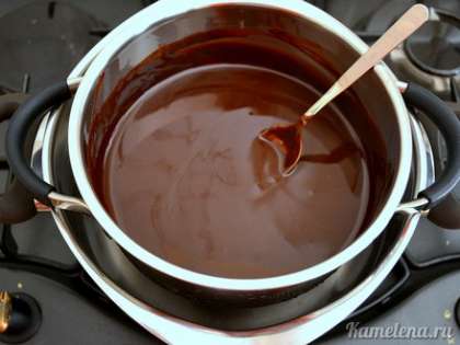 Растопить шоколад и масло в однородную смесь (периодически перемешивать ложкой). Затем снять с огня и слегка остудить.