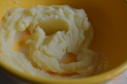 Отдельно отварить и размять в пюре картофелину. Добавить или молока или воды, что бы картофельная масса стала жидковатой.