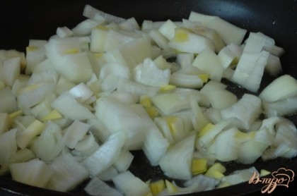 Лук почистить и нарезать кусочками среднего размера. Выложить на горячую сковородку с растительным маслом, слегка обжарить.