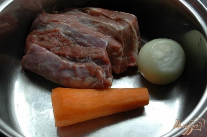 Кусочек грудинки промыть, вместе с очищенными луком и морковью выложить в кастрюлю. Залить холодной водой. Довести до кипения. Уменьшить огонь.Снять пену. Варить около 1-1,5 часа.