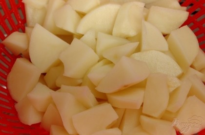 Картофель почистить и нарезать небольшими ломтиками. Поместить в воду, чтобы он не потемнел.