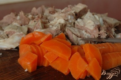 Мясо и морковь вынуть из бульона, измельчить. Лук также вынуть и удалить, он не потребуется.