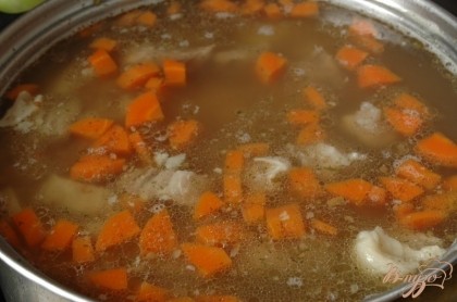 Добавить в кипящий бульон картофель, гречку и мясо с морковью. Посолить, приправить по вкусу. Варить на небольшом огне до полной готовности продуктов.