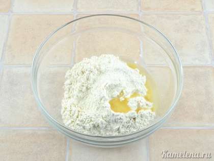 Готовим тесто. Муку (150 г) положить в емкость, добавить щепотку соли, столовую ложку растительного масла.