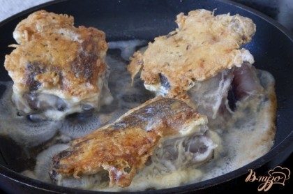Сразу выложить рыбу «в сыре» на хорошо разогретую сковородку с маслом. Обжарить с обеих сторон. Сыр с яйцом хорошо схватываются как оказалось, сохраняя сочность рыбы.
