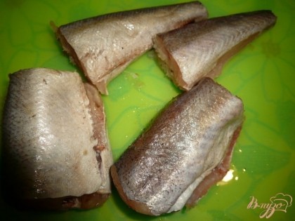 Рыбу разрезаем на порционные куски, если рыбки довольно мелкие, то можно их и целиком пожарить.